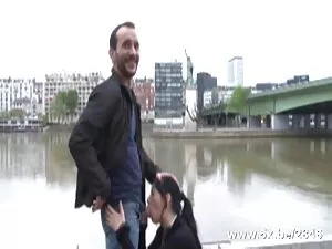 Chica es escupida po ...